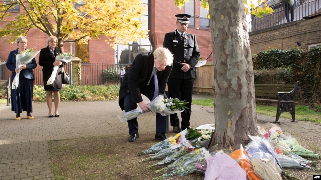 Thủ tướng Anh Boris Johnson và Cảnh sát trưởng Essex, Ben-Julian Harrington (phải), mang hoa khi tới thăm Hội đồng TP Thurrock, phía Đông London ngày 28/10/2019. 