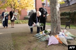 Thủ tướng Anh Boris Johnson đặt hoa tưởng nhớ 39 nạn nhân, 28/10/2019