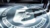 美國中央情報局（CIA）總部大廳地面上的徽章。