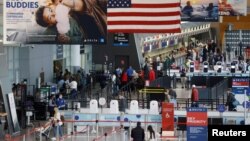 Hành khách làm thủ tục tại sân bay ở Boston, Mỹ, tháng 11/2021.