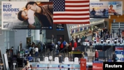 지난 22일 미국 매사추세츠주 보스턴의 로건국제공항에서 여행객들이 보안검색대를 통과하고 있다.