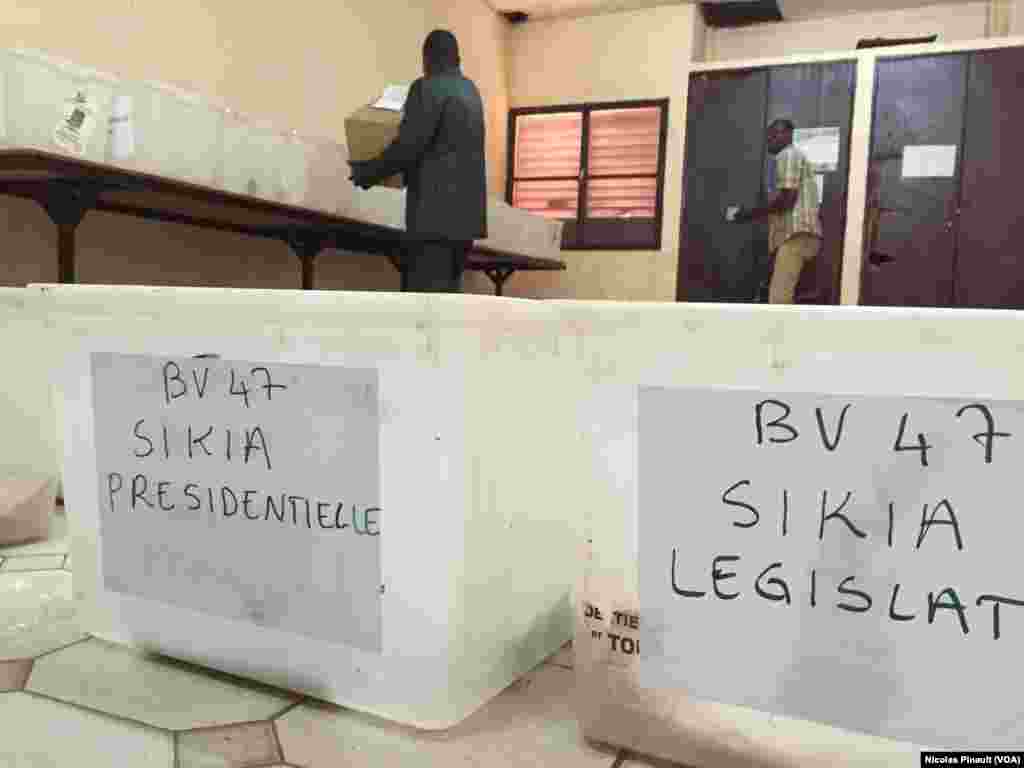 Des urnes destinées au bureau de vote de Sikia à Niamey. (VOA/Nicolas Pinault)