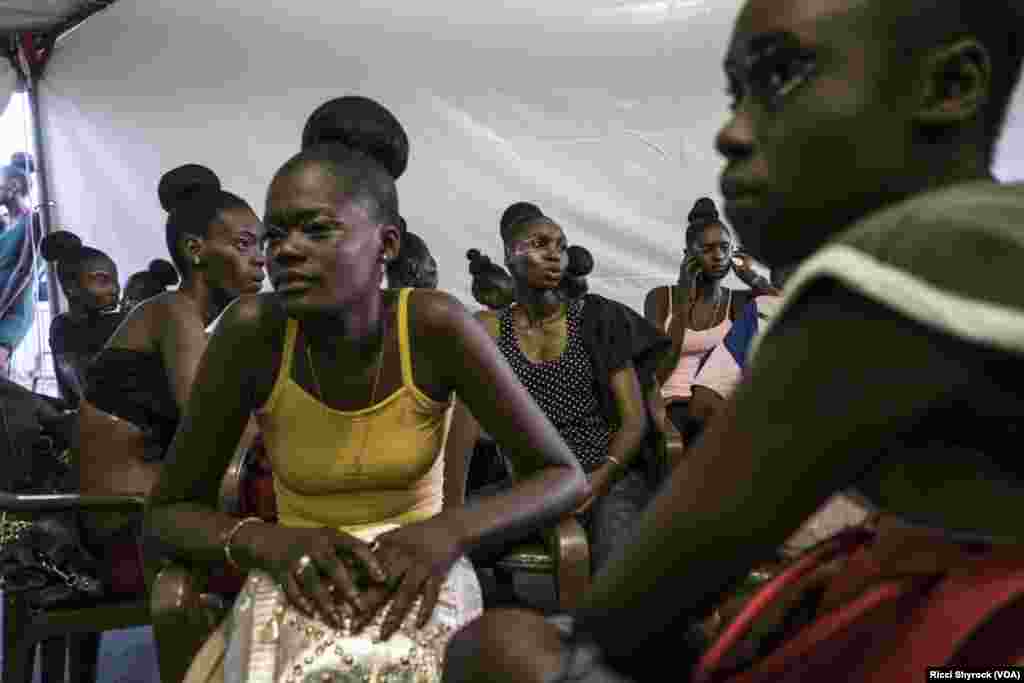 Models backstage before Dakar Fashion Week&#39;s &quot;Street Show&quot; in the Niary Tally neighborhood, June 29, 2017.