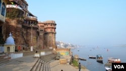 The Hindu holy city of Varanasi is one of the top priorities in a new $3 billion plan to revive the Ganges River. (A. Pasricha for VOA)