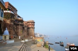 The Hindu holy city of Varanasi is one of the top priorities in a new $3 billion plan to revive the Ganges River. (A. Pasricha for VOA)