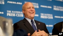 Walikota New Orleans Mitch Landrieu berbicara tentang kebangkitan New Orleasn sebagai contoh pembaruan perkotaan dan pemulihan ekonomi 10 tahun setelah Badai Katrina hampir menghancurkannya, di acara makan siang National Press Club di Washington, 18 Agustus 2015. 