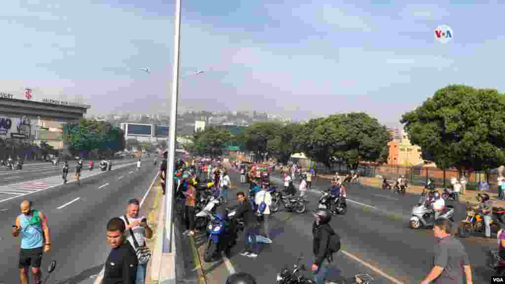 El presidente encargado de Venezuela, Juan Guaidó, convocó el martes desde una importante base aérea de Caracas a soldados y civiles a salir a las calles para buscar “el cese definitivo” del gobierno en disputa del país. 