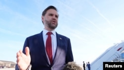 美国副总统万斯在安德鲁斯联合基地准备登上“空军二号”专机前往巴基斯坦参加会谈时对媒体讲话。(2026年4月10日)