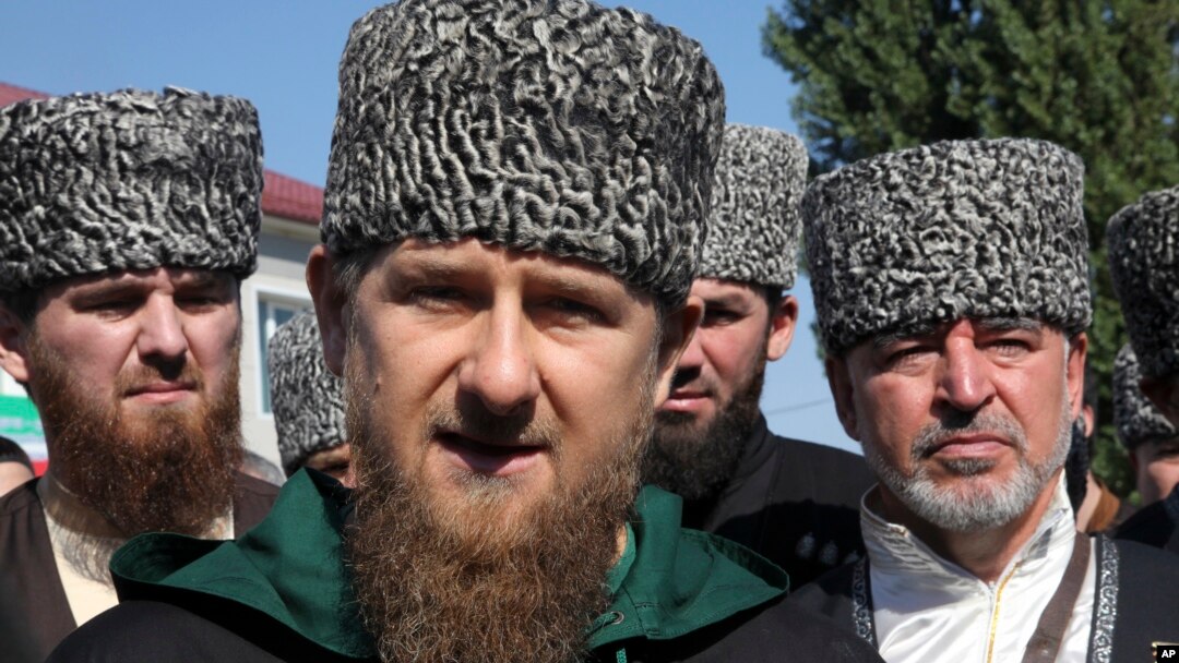 Рамзан Кадыров (в центре)