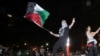 美国首都乔治·华盛顿大学的学生挥舞巴勒斯坦旗帜，庆祝攻破警方防线。（美联社2024年4月29日） 