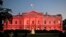 Desde que la familia Obama llegó a la residencia presidencial, la Casa Blanca se pinta de rosado cada 24 de octubre.