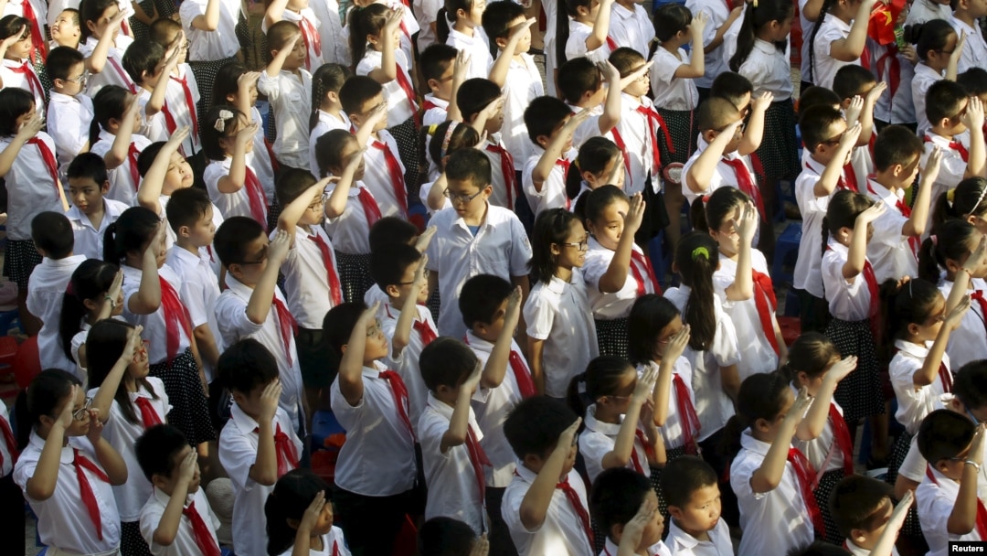Trẻ em chào cờ và hát quốc ca trong lễ khai mạc năm học mới tại một trường học ở Hà Nội, ngày 5/9/2015.