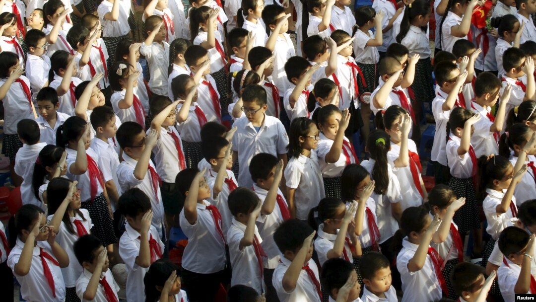 Học sinh hát quốc ca trong lễ khai mạc năm học mới tại một trường học ở Hà Nội, ngày 5/9/2015.