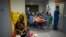 Médicos y enfermeras comparten una comida de Nochebuena en la unidad de cuidados intensivos COVID-19 en el hospital la Timone en Marsella, sur de Francia, el viernes 24 de diciembre de 2021. (Foto AP / Daniel Cole)