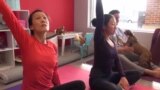 Дога - вежбање јога со кучиња