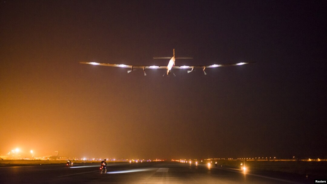 Máy bay Solar Impulse 2 cất cánh ở Varanasi, Myanmar trong, 18/3/15