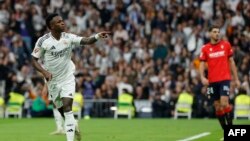 El delantero brasileño #07 del Real Madrid, Vinícius Junior, celebra el cuarto gol de su equipo durante el partido de fútbol de la liga española entre el Real Madrid CF y el CA Osasuna en el estadio Santiago Bernabéu de Madrid el 9 de noviembre de 2024.