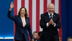 Calon presiden Partai Demokrat, Kamala Harris dan pasangannya, Gubernur Minnesota Tim Walz, tiba di sebuah rapat umum kampanye di Philadelphia, Selasa, 6 Agustus 2024.