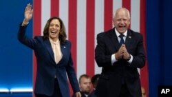 Calon presiden Partai Demokrat, Kamala Harris dan pasangannya, Gubernur Minnesota Tim Walz, tiba di sebuah rapat umum kampanye di Philadelphia, Selasa, 6 Agustus 2024.