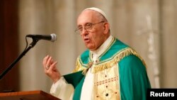 Unas 2.500 personas asistieron al Rezo Vespertino que presidió el Papa en la Catedral de San Patricio, en Manhattan, Nueva York.