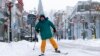 Cosimos Cendo, warga Washington, D.C., bermain ski di jalanan Main Street di kota Annapolis, Maryland. saat badai salju melanda sebagian besar wilayah tengah hingga pantai timur AS, 6 Januari 2025. (AP)&nbsp;