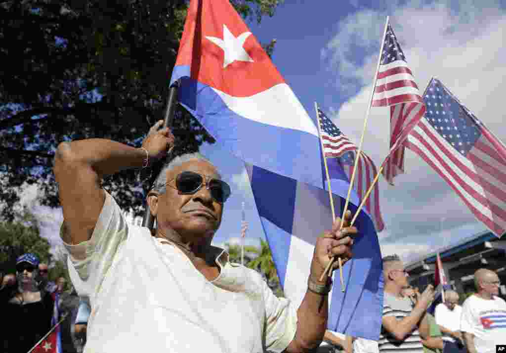 Organizaciones de exiliados cubanos convocaron a protestas pacíficas en Miami a fines de diciembre de 2014, luego del anuncio de la reapertura para expresar su disgusto con las medidas de normalización de las relaciones bilaterales anunciadas por el presidente Barack Obama. 