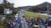 Maestros en huelga bloquean la Carretera Panamericana para protestar contra la inflación, especialmente el aumento de los precios del combustible, en La Pesa, Panamá, el 21 de julio de 2022. 