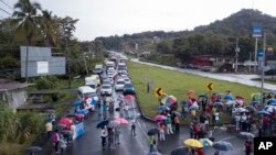 Maestros en huelga bloquean la Carretera Panamericana para protestar contra la inflación, especialmente el aumento de los precios del combustible, en La Pesa, Panamá, el 21 de julio de 2022. 