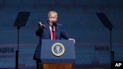“Ustedes me apoyaron en grande y yo voy a hacer lo mismo por ustedes”, dijo Trump a los miles de asistentes a la Convención Anual del NRA, en Atlanta, Georgia.