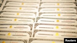 Mientras miles en EE.UU esperan certificados de naturalización como éstos, otros rechazan la ciudadanía.