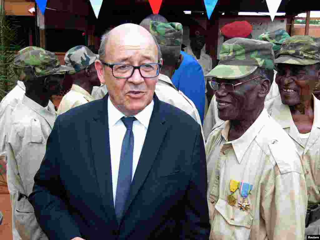 Le 31 octobre 2016, le ministre de la défense Jean-Yves Le Drian, sur la base militaire Sangaris Mpoko à Bangui, officialise le retrait des troupes&nbsp;françaises.