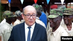 Le ministre de la défense Jean-Yves Le Drian sur la base militaire française Sangaris Mpoko à Bangui, Centrafrique, le 31 octobre 2016.