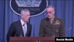 El secretario de Defensa, Jim Mattis, izq) y el general Joseph Dunford insistieron que los blancos fueron estratégicos para evitar herir civiles inocentes.