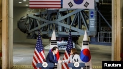南韓總統尹錫悅2023年4月25日在美國副總統賀錦麗 (又譯卡瑪拉·哈里斯Kamala Harris）陪同下參訪美國太空總署（NASA）戈達德航天中心。 （路透社）