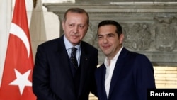 Arxiv fotosu- Yunanıstanın baş naziri Aleksis Tsipras və Türkiyə prezidenti Rəcəb Tayyib Ərdoğan Afinada görüşdən sonra birgə mətbuat konfransında, 7 dekabr, 2017.