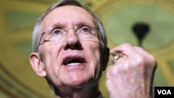 El líder de la mayoría demócrata en el Senado, Harry Reid, dijo que los uniformes deberían ser “quemados”.