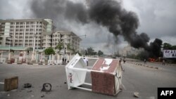 Orang-orang berjalan melintas di sebuah jalan di Abuja saat bentrok antara anggota kelompok Syiah, Gerakan Islam Nigeria (IMN) dan polisi, 22 Juli 2019. (Foto: AFP)