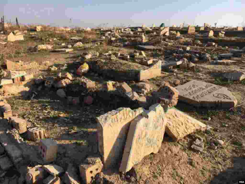 IS destroyed a cemetery in Yarinj west of Mosul. (Kawa Omar/ VOA Kurdish)