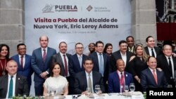 El alcalde de Nueva York, Eric Adams, reunido en Puebla, México, con migrantes, líderes comunitarios y funcionarios el 5 de octubre de 2023.