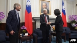 台湾总统蔡英文2024年1月15日会见到访的美国前白宫国家安全顾问斯蒂芬·哈德利（Steven Hadley）和前美国副国务卿詹姆斯·斯坦伯格（James Steinberg，左）。（媒体联访照片）
