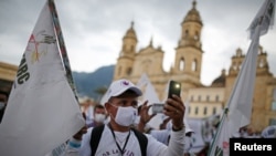 Exguerrilleros de las Fuerzas Armadas Revolucionarias de Colombia (FARC) participan en una protesta denominada "Peregrinación por la Vida y la Paz",para exigir garantías de seguridad y cumplimiento de los acuerdos de paz firmados con el gobierno, en Bogotá, 1 de noviembre 2020.