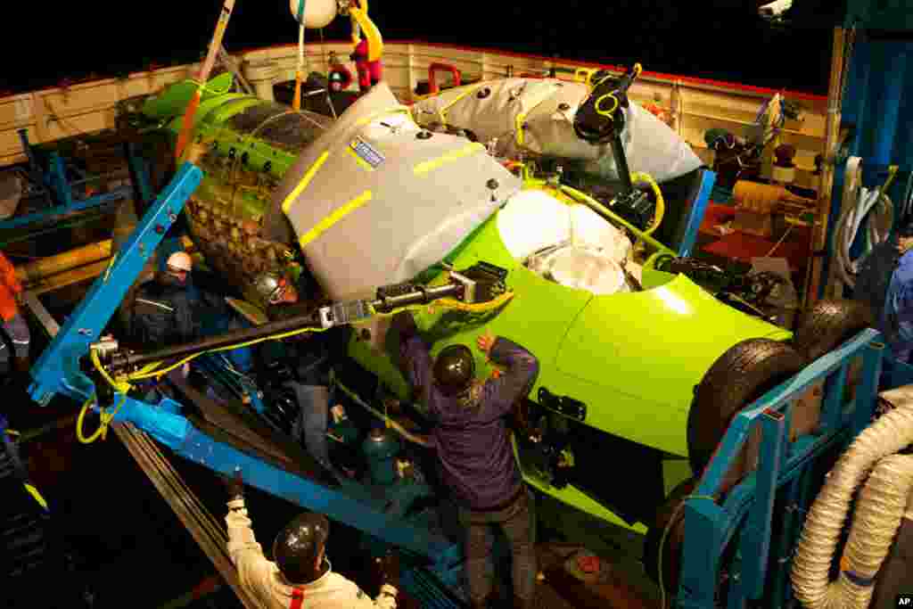 Crews prepare DEEPSEA CHALLENGER for its first test in the ocean at Jervis Bay, south of Sydney, Australia. (Photo: Mark Thiessen/National Geographic) 