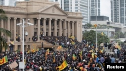 Demonstran setelah masuk ke Sekretariat Presiden, setelah Presiden Gotabaya Rajapaksa melarikan diri, di tengah krisis ekonomi negara, di Kolombo, Sri Lanka, 9 Juli 2022. (Foto: REUTERS/Dinuka Liyanawatte)