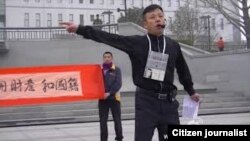 袁冬等人在北京西单呼吁官员公开财产和国籍时被警方强行带走（微博图片）