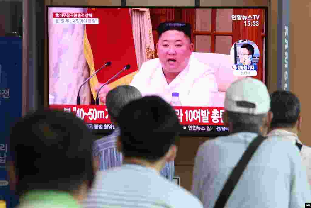 한국 서울역 TV 화면에 한반도 서해 최북단 소연평도 해상에서 실종된 한국 공무원이 북한군 총격에 살해된 사건에 대한 김정은 국무위원장의 공식 사과를 보도하는 뉴스가 나오고 있다. 