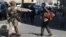 Un soldat dans les rues de Johannesburg en Afrique du Sud le 27 mars 2020.