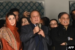 Waziri Mkuu wa zamani wa Pakistan Nawaz Sharif (Kati) na kiongozi wa Chama cha Pakistan Muslim League (PML) , akiwa na mdogo wake na waziri mkuu wa zamani Shehbaz Sharif (kulia) na binti yake Maryam Nawaz (kushoto)