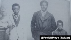 Amadodana eNkosi uLobengula. Osesandleni sokhohlo nguye uNguboyenja elandelwa nguNjube kuzobuya uMphezeni osesandleni sokudla. (umfanekiso siwuthethe ekhasini likaMnu Jonathan Moyo enkundleni yeTwitter.