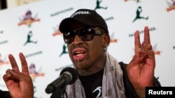 Cựu ngôi sao bóng rổ Dennis Rodman trả lời phóng viên tại cuộc họp báo ở New York 9/9/2013. REUTERS/Eric Thayer