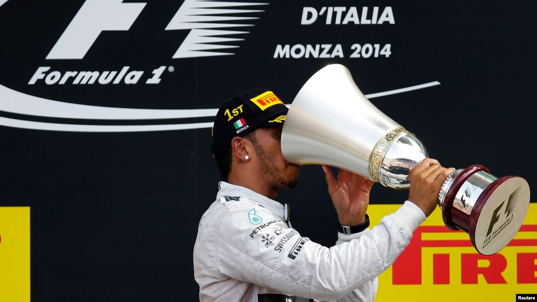 Lewis Hamilton setelah menjuarai lomba balap formula 1 di Monza, Italia tahun lalu (foto: dok).